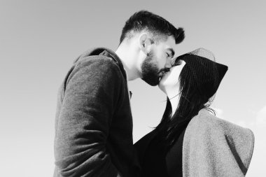 Dışarıda öpüşen genç çift.