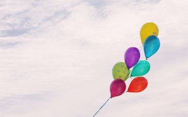 Gök renkli balonlar