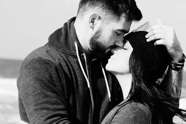 Tineri cuplu sărutat în aer liber — Fotografie, imagine de stoc