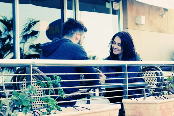 Couple relaxing in street cafe — Stock Photo, Image