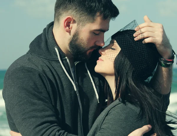 Jeune couple embrasser en plein air — Photo