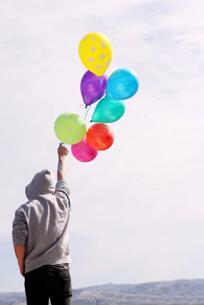 Man bedrijf kleurrijke ballonnen — Stockfoto