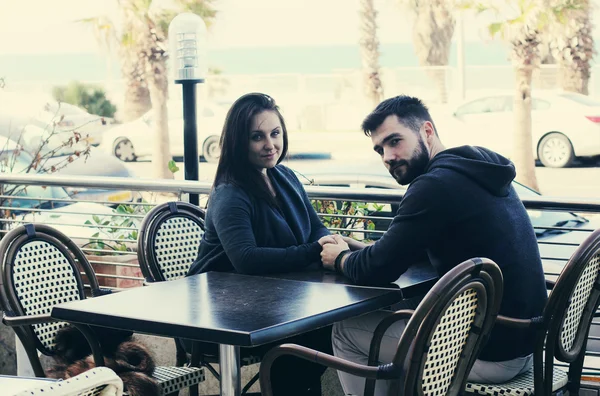 Casal relaxante no café de rua — Fotografia de Stock