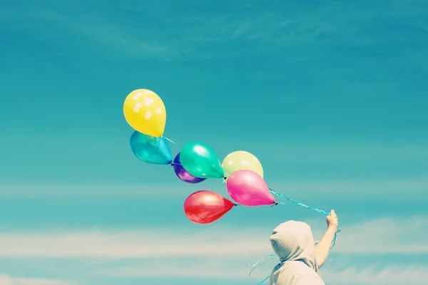 Человек держит разноцветные воздушные шары — стоковое фото