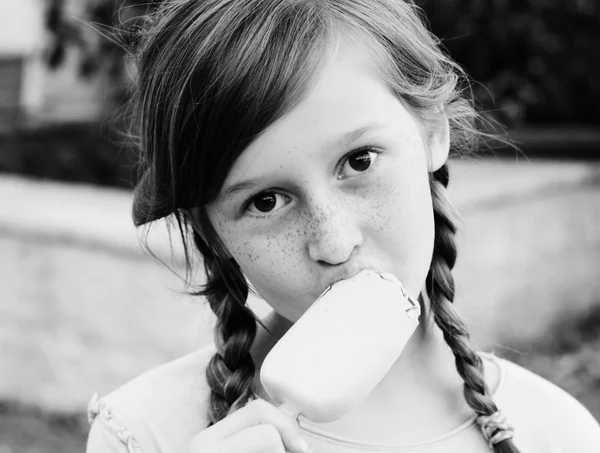 Glückliches Mädchen isst Eis — Stockfoto