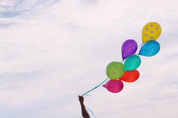 Kleurrijke ballonnen in blauwe hemel — Stockfoto