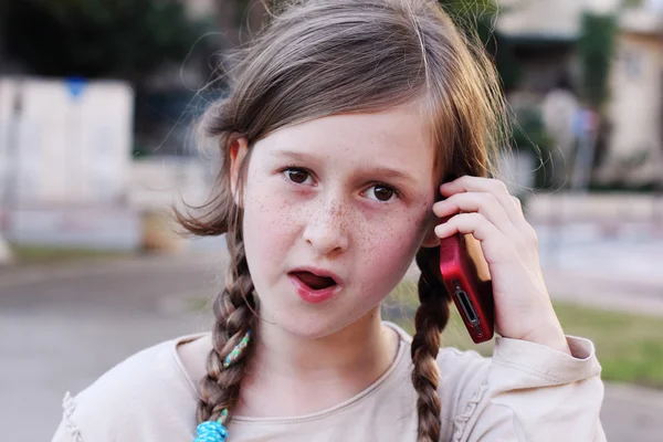 Ragazza che parla al telefono — Foto Stock