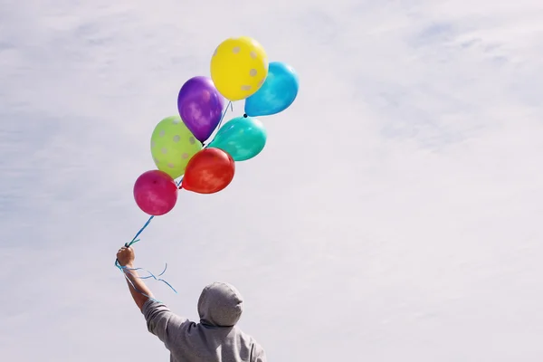 Homme tenant des ballons colorés — Photo