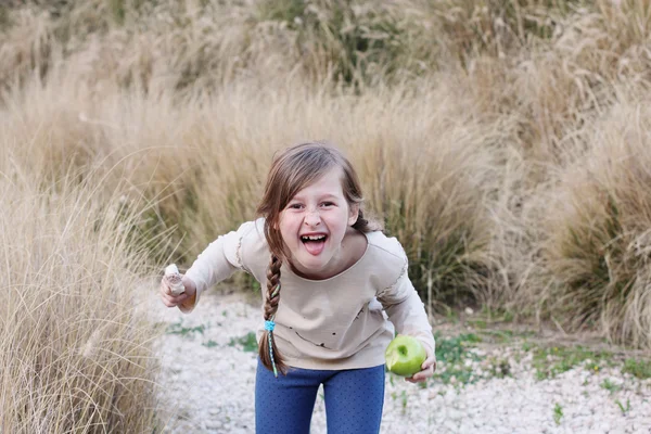 Meisje eten groene appel — Stockfoto