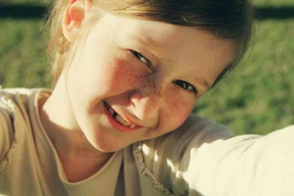 Krásná šťastná usmívající se dívka — Stock fotografie