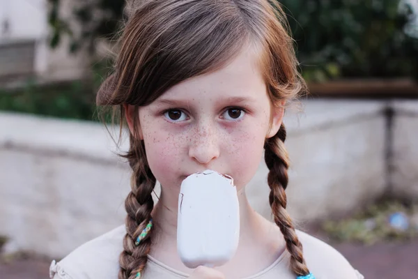 Gelukkig meisje eten van ijs — Stockfoto
