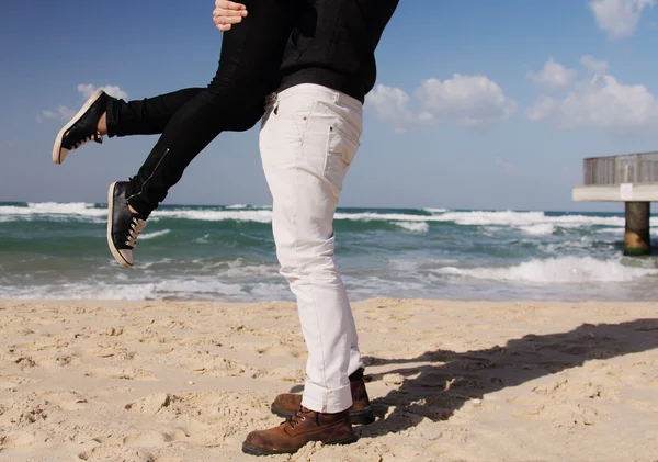 Pernas de jovem casal na praia — Fotografia de Stock