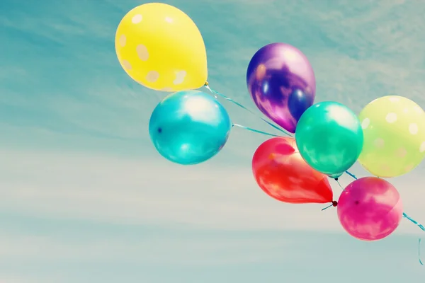 Färgglada ballonger i himlen — Stockfoto