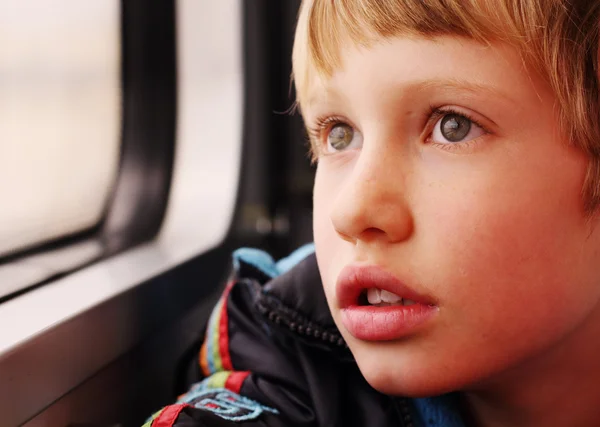 Ragazzo guardando attraverso la finestra — Foto Stock