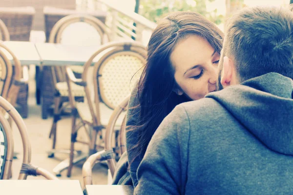 Couple kissing in street cafe — Stock Photo, Image