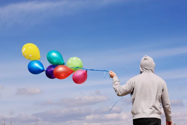 Man bedrijf kleurrijke ballonnen — Stockfoto