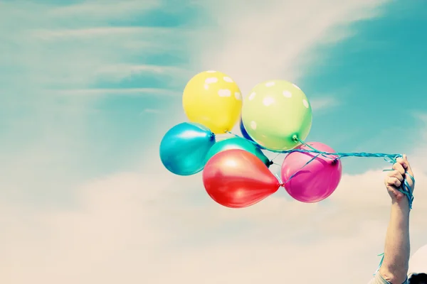 Kleurrijke ballonnen in blauwe hemel — Stockfoto
