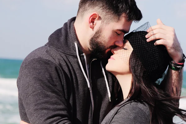 Jovem casal beijando ao ar livre — Fotografia de Stock