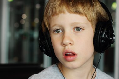 Kulaklıklı çocuk.
