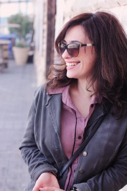 Güneş gözlüğü şehrin güzel kadın