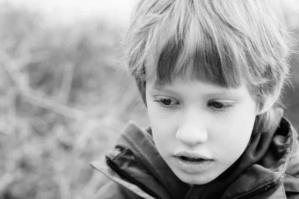 Außenporträt eines kleinen Jungen — Stockfoto