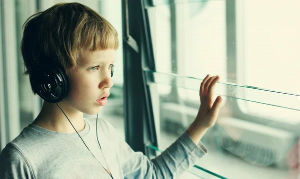 Niño con auriculares —  Fotos de Stock