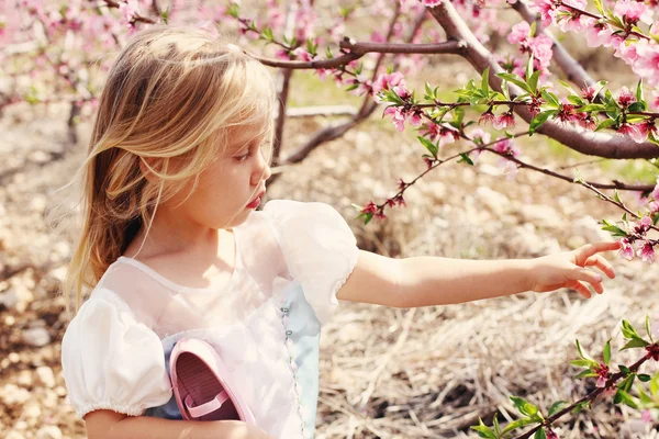 Kleine meisje bedrijf bloem — Stockfoto