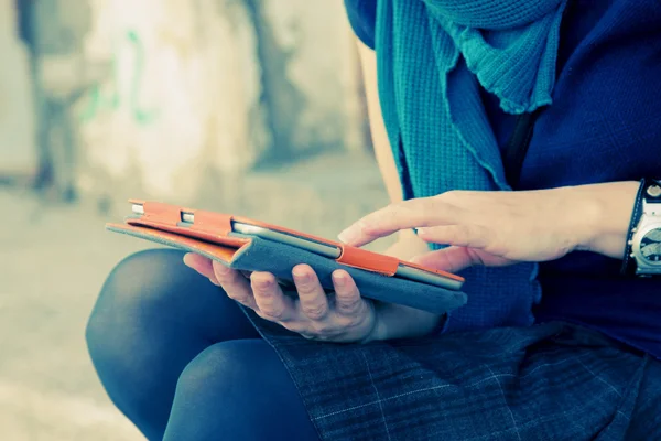 Hands using tablet — Stock Photo, Image