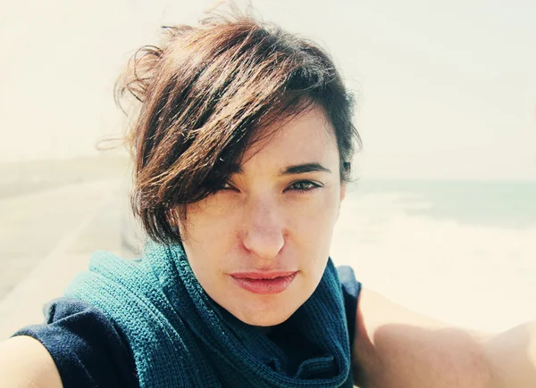 Vrouw die selfie op het strand — Stockfoto