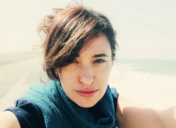Sahilde selfie alarak kadın