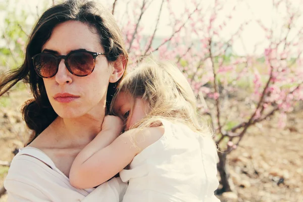 Mère et sa fille à l'extérieur — Photo