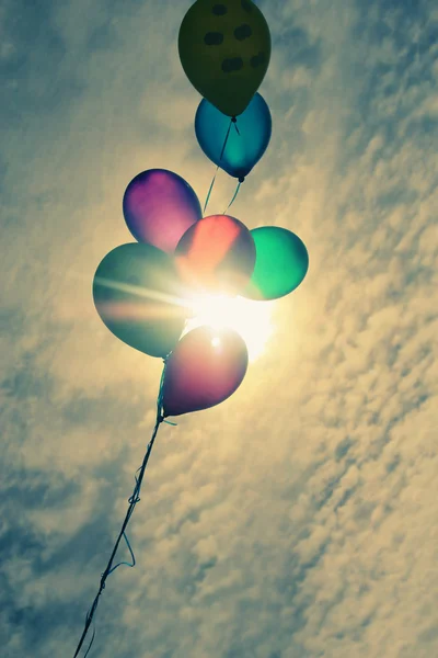 Globos coloridos en el cielo soleado — Foto de Stock