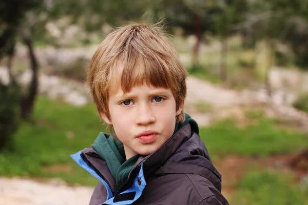 Portrait extérieur du petit garçon — Photo