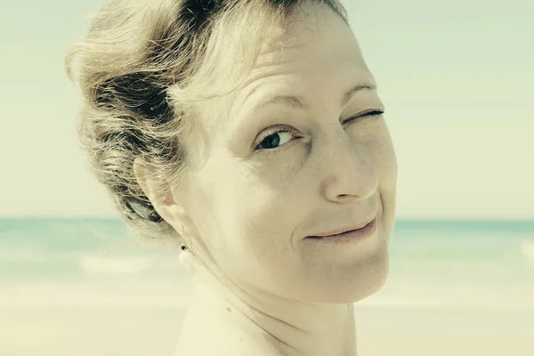 Schönes Mädchen lächelt am Strand — Stockfoto