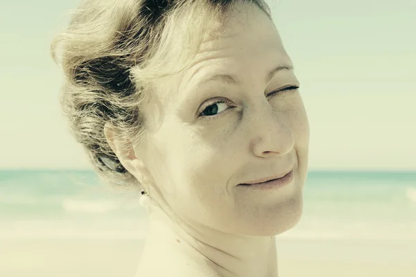 Menina bonita sorrindo na praia — Fotografia de Stock