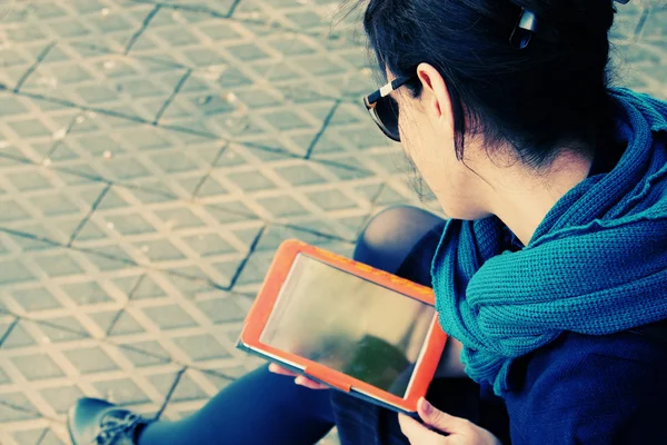 Femme en lunettes de soleil utilisant une tablette — Photo