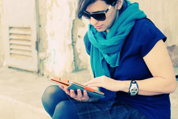 Mujer con gafas de sol usando tableta — Foto de Stock