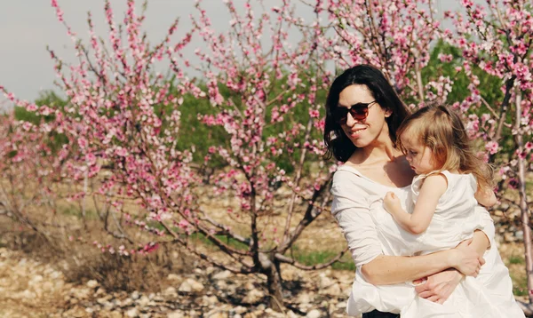 Mãe e filhas no parque — Fotografia de Stock