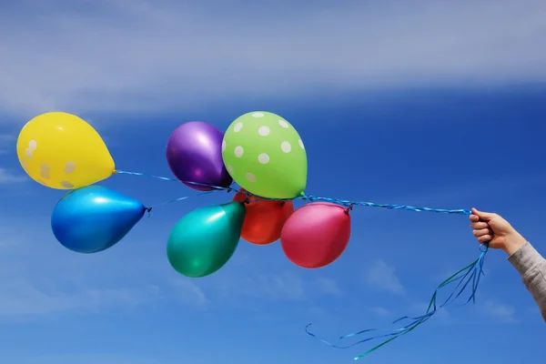 Kolorowe balony w ręku — Zdjęcie stockowe