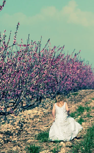 Parkta yürüyüş beyaz elbiseli kız — Stok fotoğraf