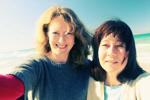 Mujeres sonriendo en la playa —  Fotos de Stock
