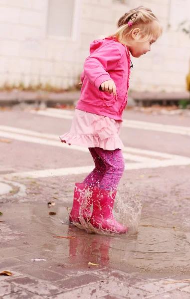 Menina no dia chuvoso na primavera — Fotografia de Stock