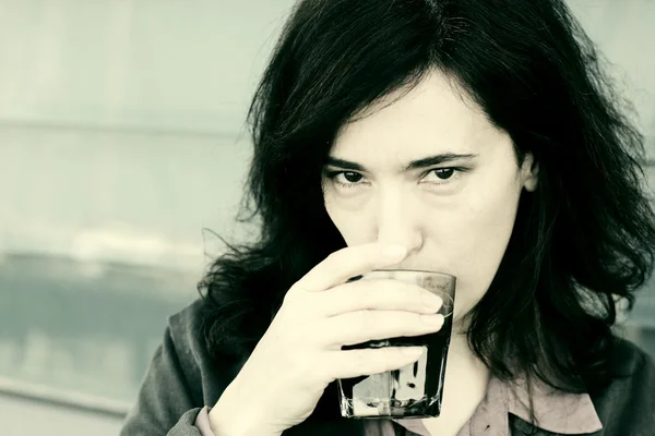 Woman drinking coffee — Stock Photo, Image