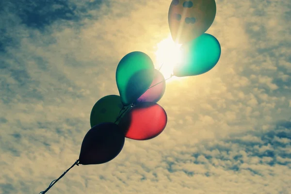 Ballons colorés dans un ciel ensoleillé — Photo