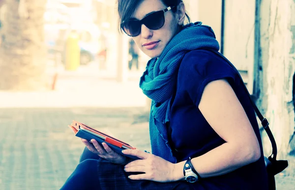Kvinna i solglasögon med hjälp av Tablet PC — Stockfoto