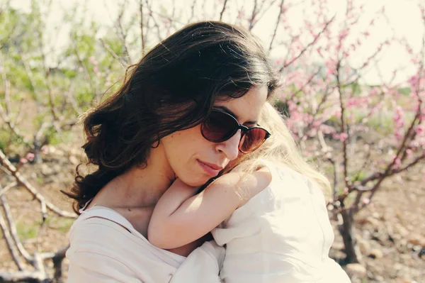 Mother and her daughter outdoors — Stock Photo, Image