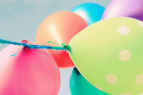 Ballons colorés dans le ciel — Photo