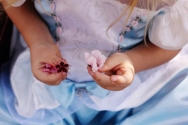 Kleine meisje bedrijf bloem — Stockfoto