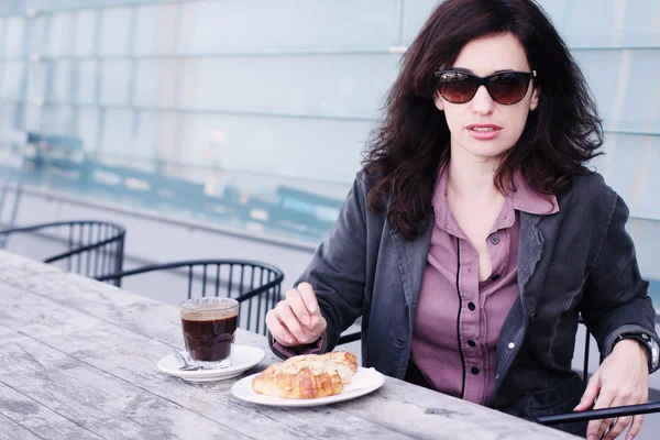 Mooie vrouw zitten in het café — Stockfoto