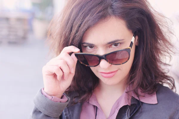 Mooie vrouw in zonnebril in de stad — Stockfoto